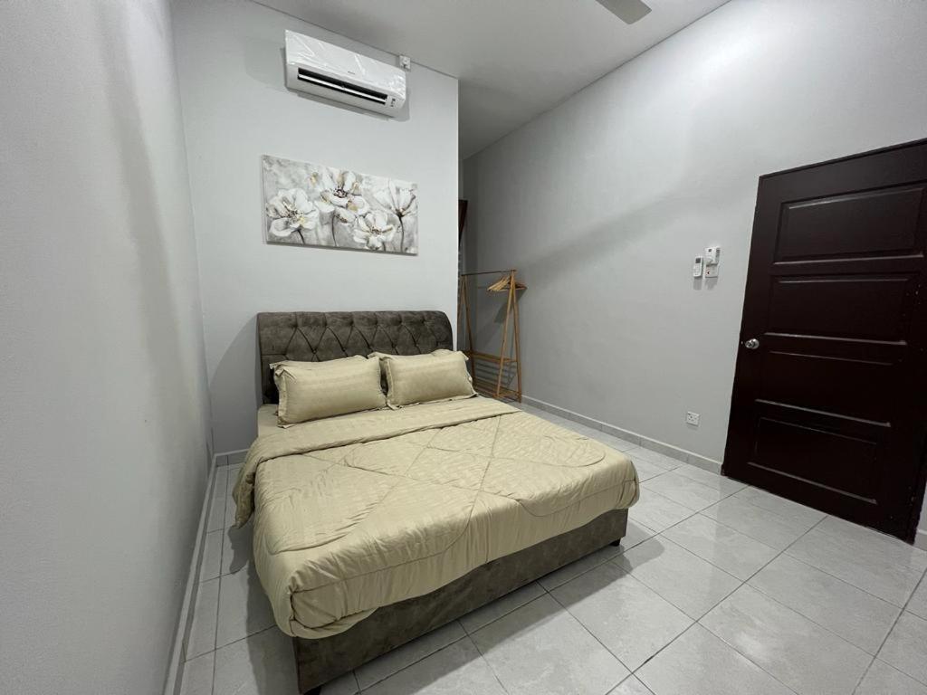 D'Sara Homestay Fully Furnished 3 Bedrooms All Aircond 2 Miles Centre Chukai Exterior photo