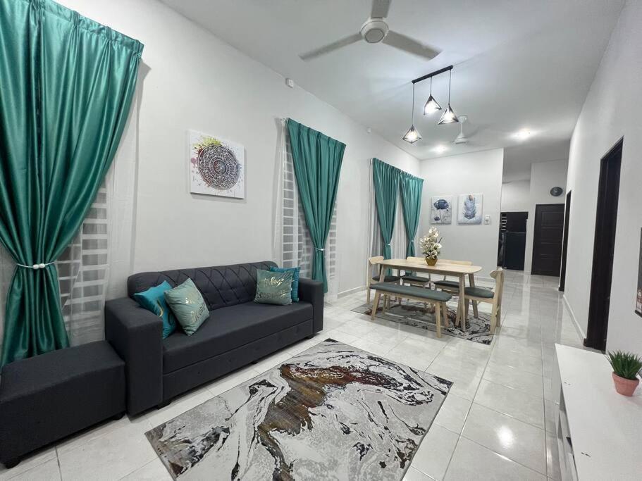 D'Sara Homestay Fully Furnished 3 Bedrooms All Aircond 2 Miles Centre Chukai Exterior photo