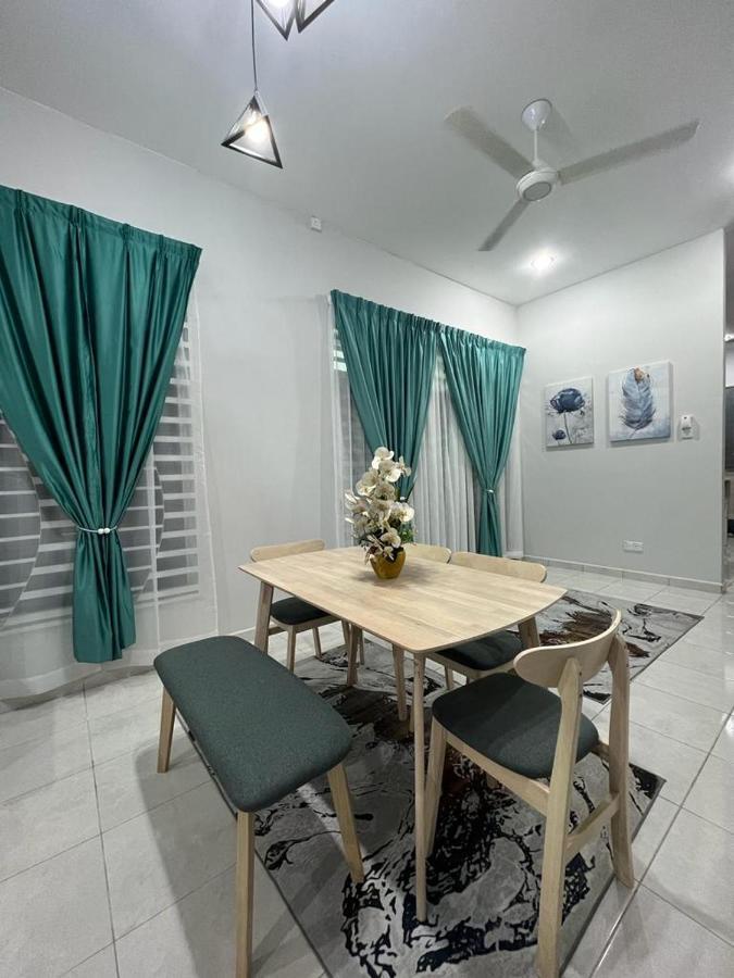 D'Sara Homestay Fully Furnished 3 Bedrooms All Aircond 2 Miles Centre Chukai Exterior photo