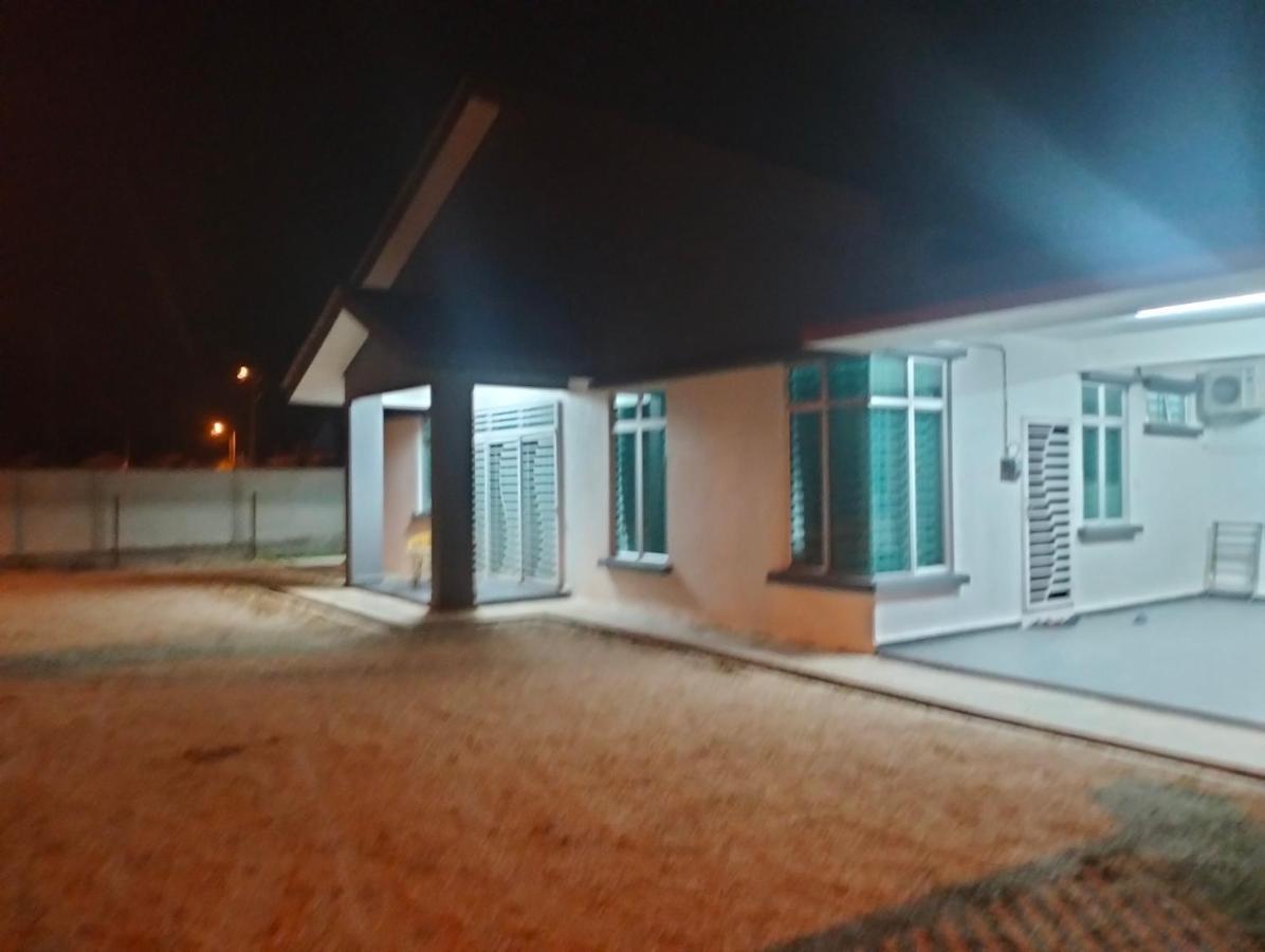 D'Sara Homestay Fully Furnished 3 Bedrooms All Aircond 2 Miles Centre Chukai Exterior photo